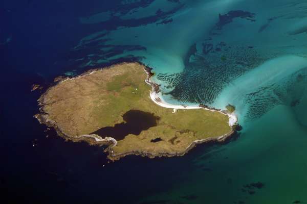 Esqueça as areias brancas e as águas cristalinas de uma ilha paradisíaca. Nesta lista de ilhas remotas e inóspitas feita pela CNN, os raros visitantes encontram paisagens desoladas e pouca infra-estrutura. Boreray, Escócia: ao leste das Hébridas Exteriores, no pequeno arquipélago de St. Kilda, a ilha de Boreray é um dos sítios inscritos como Patrimônio Mundial da UNESCO encontrados na Escócia. Abandonada pelos seus únicos habitantes na década de 30, pela dificuldade em cultivar alimentos, a ilha se tornou uma atração após pesquisadores encontrarem vestígios arqueológicos pré-históricos