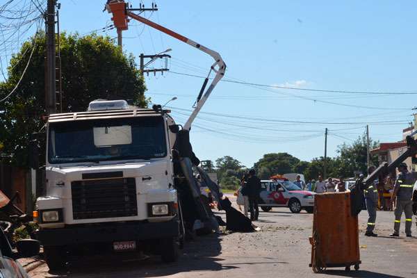 A explosão de um caminhão tanque matou um mecânico na avenida Cônego Alfredo Reith, no Jardim São Vicente, em Novo Horizonte, interior de São Paulo