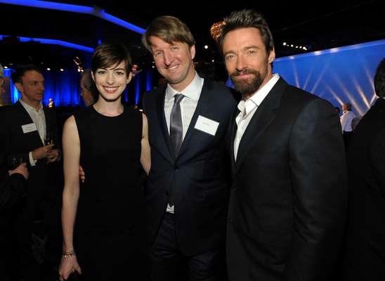 Anne Hathaway e Hugh Jackman, indicados pela atuação no filme 'Os Miseráveis', posam para foto junto com o diretor Tom Hooper (centro)