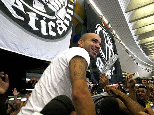 Atacante Diego Tardelli chegou a Belo Horizonte recepcionado por dezenas de torcedores do Atlético-MG, no Aeroporto de Confins