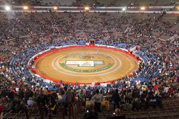 La corrida del 67 aniversario de la inauguración de la Monumental Plaza México celebrada anoche, se ha ido sin trofeos por el mal manejo de los aceros, en tres faenas de distinto corte de los mexicanos Eulalio López 'Zotoluco', Octavio García 'El Payo' y otra de sevillano 'Morante de la Puebla'.