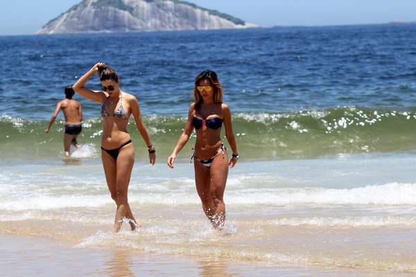 Os óculos espelhados estão em alta neste verão. Veja, a seguir, as famosas que adotaram os acessórios e inspire-se com 40 sugestões selecionadas pelo Terra para você poder escolher o seu.Na foto, Sabrina Sato foi à praia com óculos de sol espelhados dourado