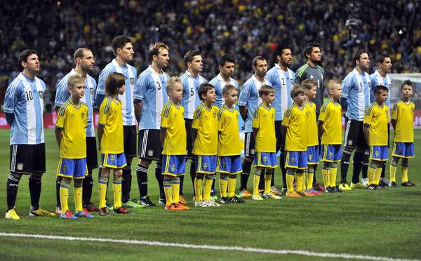 La selección Argentina impuso toda su jerarquía y le ganó con claridad a Suecia por 3 a 2 (Higuaín x2, Agüero y Olsson había empatado transitoriamente, y sobre la hora descontó Elm). Con un gran primer tiempo de los Cuatro Fantásticos (Agüero, Higuaín, Messi y Di María), le bastó al equipo de Sabella para quedarse con el partido, en esta primera presentación del combinado nacional en este 2013. El equipo funcionó sin puntos débiles, manejando la pelota, y siendo muy vertical y punzante en los últimos metros gracias a su gran delantera. El próximo compromiso de la selección será el 22 de marzo en el monumental frente a Venezuela.