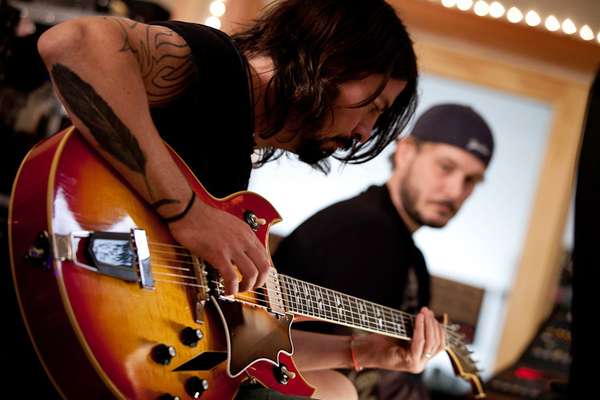'Sound City' é um documentário dirigido por Dave Grohl, líder do Foo Fighters. O filme, que estreou em Sundance e está disponível para download, conta a história de Sound City, um estúdio de Los Angeles famoso por criar álbuns lendários de Nirvana, Tom Petty, Neil Young e outros