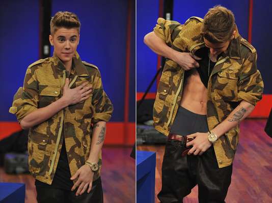 Justin Bieber como parte la promoción que realiza de su nuevo disco 'Believe Acoustic', tuvo una participación especial en el programa 'Late Night with Jimmy Fallon'. Durante su aparición en el reconocido show, que se transmite desde la ciudad de Nueva York, el cantante canadiense, además de hacer bromas con el conductor y besar a una muñeca, mostró la parte más preciada de su cuerpo: sus abdominales de acero, con lo que cumplió el sueño de las millones de jovencitas que se mueren por él. Vacílate las tomas más destacadas de Bieber a continuación.