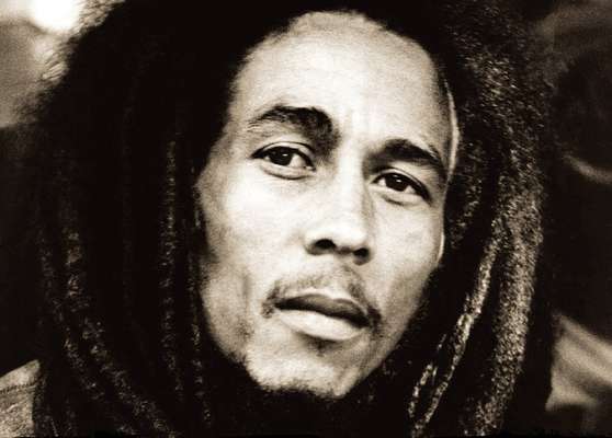 El 6 de febrero de 1945 nació Bob Marley, una de las más grandes estrellas que ha dado la música a través del tiempo. El músico y compositor jamaiquino, fallecido el 11 de mayo de 1981, se convirtió en toda una leyenda del reggae mundial con éxitos como 'I Shot the Sheriff', 'No Woman, No Cry', 'Jamming', 'Redemption Song', entre otros.