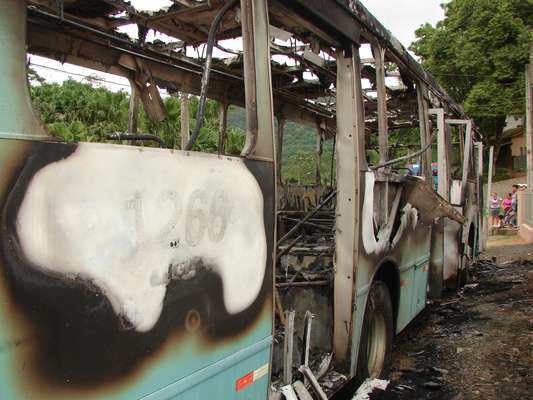 Um ônibus da empresa Nossa Senhora da Glória foi incendiado na rua Theodoro Passold, na divisa entre os bairros Fortaleza Alta e Fidélis, em Blumenau