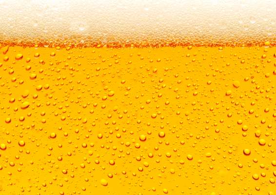 Qual é a quantidade máxima de álcool que se pode ingerir diariamente? A quantidade varia dependendo do sexo. De acordo com Débora Dourado, do Hospital e Maternidade São Luiz, as mulheres podem consumir 40 g de álcool por dia, enquanto para os homens esse número sobe para 80 g. Uma lata de cerveja tem 4% de teor alcoólico, enquanto um uísque tem de 40 a 50% - 100 ml de uísque equivalem a 40 g de álcool. Sendo assim, a mulher e o homem podem, respectivamente, tomar cinco e oito doses de uísque por semana sem que isso interfira significantemente na sua saúde, explica a hepatologista. Vale lembrar que essa quantidade deve ser dividida durante os sete dias, e não consumida de uma vez só