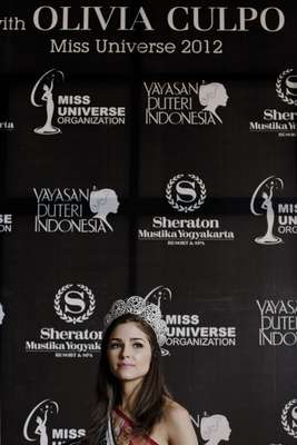 Miss Universo 2012, Olivia Culpo continúa con su travesía por el mundo durante su primer viaje real por Indonesia, donde además de una serie de actividades, entre las que se destacan sesiones fotográficas, innumerables ruedas de prensa, galas de caridad y compartir con la gente de la comunidad, también ha tenido la oportunidad de acompañar a la recién coronada Miss Universo Indonesia 2013, Whulandary Herman.
