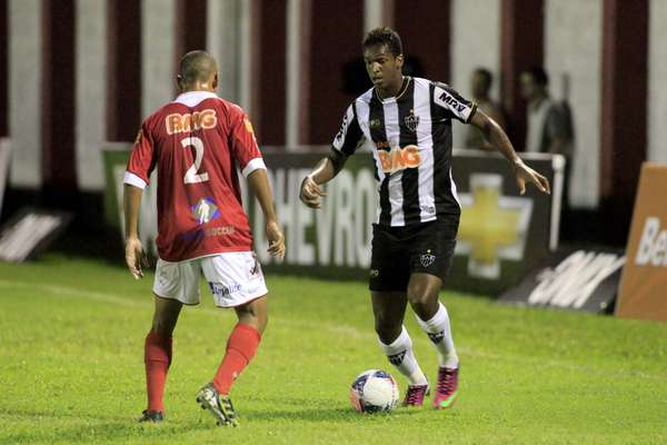 Com um gol de Jô (foto) e outro de Rosinei, o Atlético-MG venceu o Tombense por 2 a 1, nesta quarta-feira, pelo Campeonato Mineiro