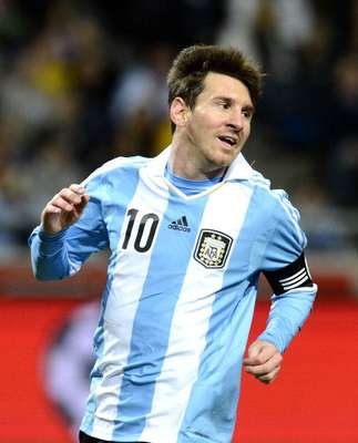 En un instante del partido que Messi disputó con su selección contra Suecia, un aficionado vestido con la camiseta del Barcelona saltó al campo para demostrarle su admiración.