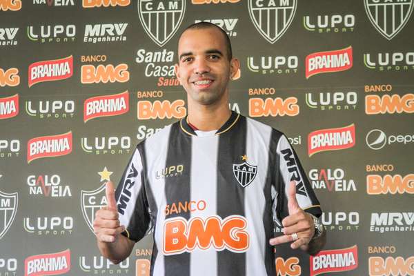 Principal contratação do Atlético-MG para o setor ofensivo em 2013, o atacante Diego Tardelli foi apresentado na Cidade do Galo, nesta quinta-feira