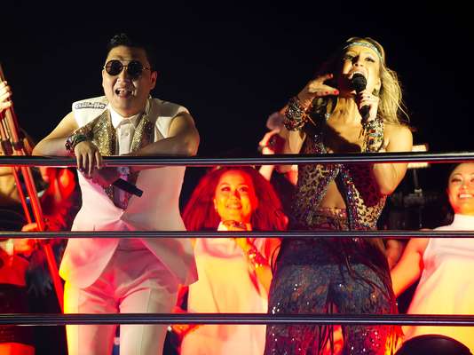 O rapper sul-coreano Psy foi uma das grandes atrações desta sexta-feira (8) no Carnaval da capital baiana, ao cantar Gangnam Style com Claudia Leitte