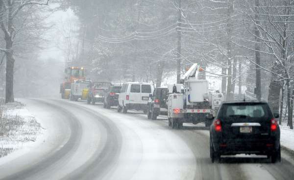 Una poderosa tormenta de invierno paralizaba este viernes el noreste de Estados Unidos, incluyendo Nueva York, con fuertes nevadas y ráfagas de viento que obligaron a prohibir la circulación de autos en tres estados y cancelar más de 4.500 vuelos.