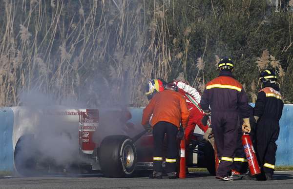 El cuarto día de pruebas en Jerez de la Frontera, España, comenzó con un susto para Ferrari: una falla en el motor del auto conducido por Pedro de la Rosa generó un principio de incendio.