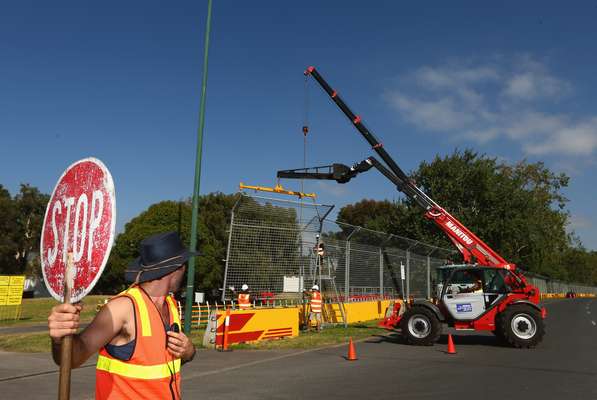 Funcionários instalam barreiras de segurança no Circuito de Albert Park, palco do Grande Prêmio da Austrália de Fórmula 1. Marcada para 17 de março, a corrida abre a nova temporada da categoria. Veja mais fotos da preparação no circuito: