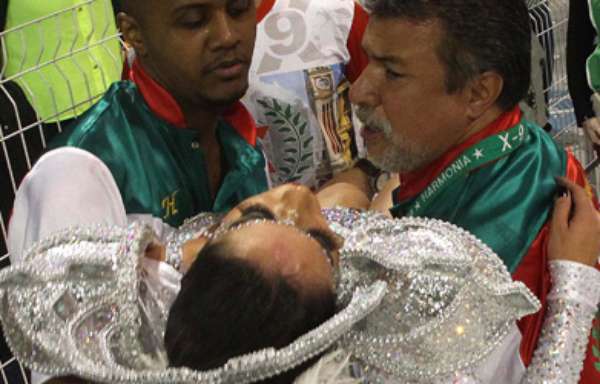 Graciella Carvalho desmaia após passar mal em desfile da X9 Paulistana