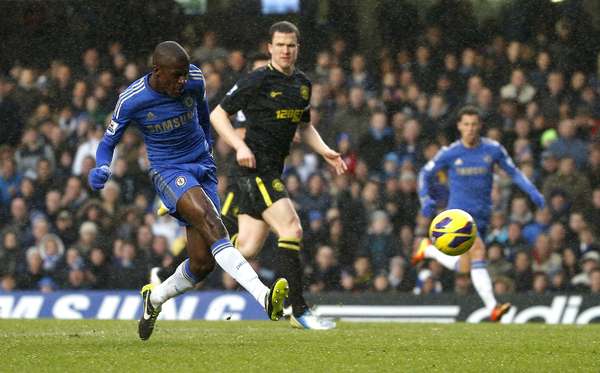 Ramires bate para abrir o placar em triunfo por 4 a 1 sobre o Wigan