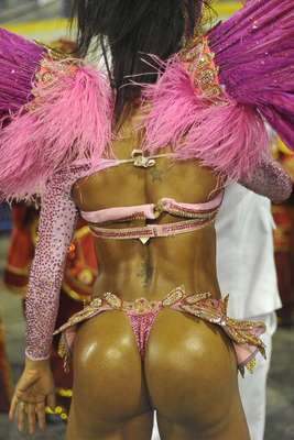 Gracyanne Barbosa chamou atenção durante desfile no grupo de Acesso do Rio de Janeiro nesta sexta-feira. A rainha de bateria da Unidos do Jacarezinho sambou com uma fantasia ousada