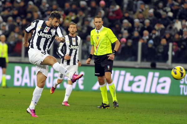 Líder do Campeonato Italiano, a Juventus dominou o jogo contra a Fiorentina e, com poucos sustos, venceu por 2 a 0. Os gols foram marcados pelos atacantes Vucinic (foto) e Matri e, com isso, o time de Turim abriu cinco pontos de vantagem na ponta da tabela
