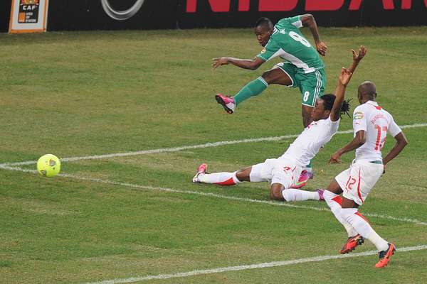 Nigeria se coronó campeón de la Copa Africana de Naciones tras vencer por la mínima diferencia a Burkina Faso. Al minuto 40 Sunday Mba anotó el único gol del encuentro en el estadio Ellis Park.
