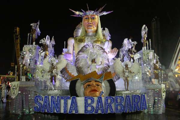A Unidos de Santa Bárbara desfilou "gentileza" na noite deste domingo no Anhembi, em São Paulo. Com o enredo "Bem-vindos ao Reino da Gentileza!", a escola abriu a noite no sambódromo da capital paulista