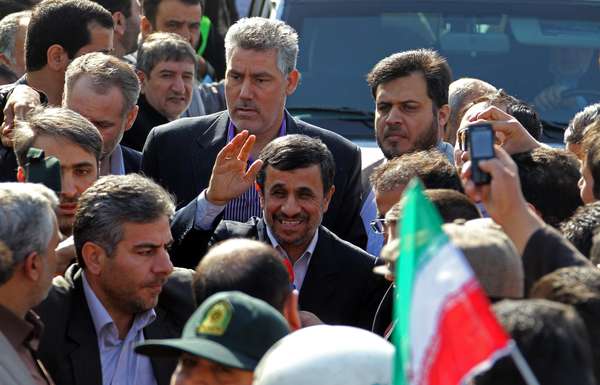 Mahmoud Ahmadinejad participou das comemorações dos 34 anos da Revolução Islâmica, em Teerã
