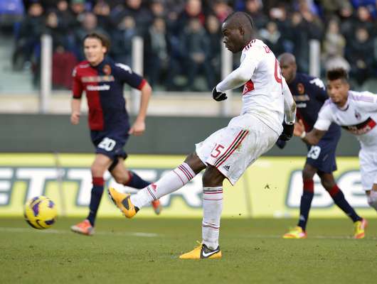 O Cagliari abriu vantagem, mas o Milan buscou o empate graças a Mario Balotelli, de pênalti, fora de casa. A equipe rubro-negra segue distante dos três primeiros colocados