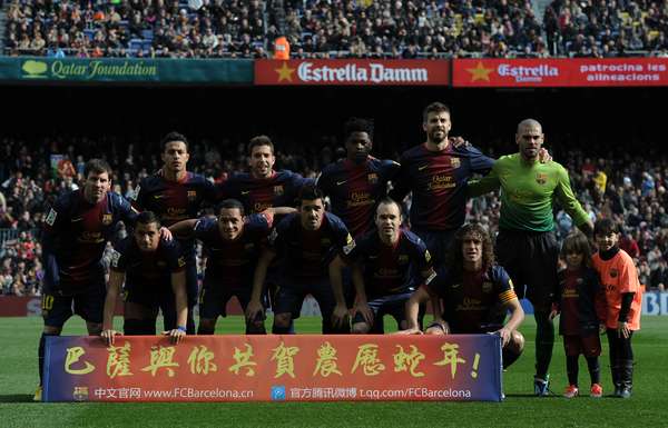 Barcelona team pose with the sign 'Happy New Year!' in Chinese.