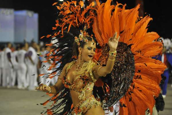 Apresentadora Lucilene Caetano é a rainha de bateria da Belford Roxo