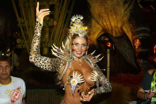 Ângela Bismarchi foi um dos destaques da Tom Maior no desfile deste sábado no Carnaval de São Paulo