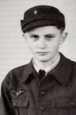 Na juventude, Joseph Ratzinger serviu como assistente de forças militares alemãs durante a Segunda Guerra Mundial. Nesta foto, de 1943, ele tinha 16 anos