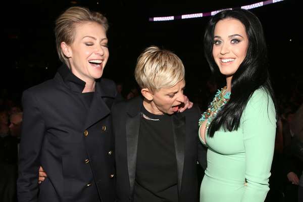 A apresentadora Ellen DeGeneres, acompanhada de sua mulher, a atriz Portia de Rossi, não foi nada discreta ao encontrar Katy Perry no Staples Center, em Los Angeles, onde aconteceu a entrega do Grammy, na noite desse doming (10). Famosa por suas piadas, Ellen não perdeu a oportunidade e posou para fotos admirando o profundo decote da cantora de Teenage Dream