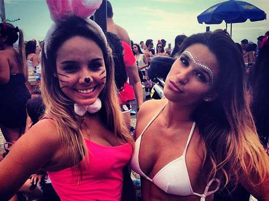 Com o fim de 2012 e o início das férias, a ginasta Jade Barbosa passou a mostrar aos fãs como estava aproveitando a vida. Por seu perfil no Instagram, postou fotos do reveillon em Santa Catarina, de passeios nas praias cariocas, da viagem internacional que fez e até do Carnaval, sempre chamando a atenção com imagens ousadas e divertidas; veja