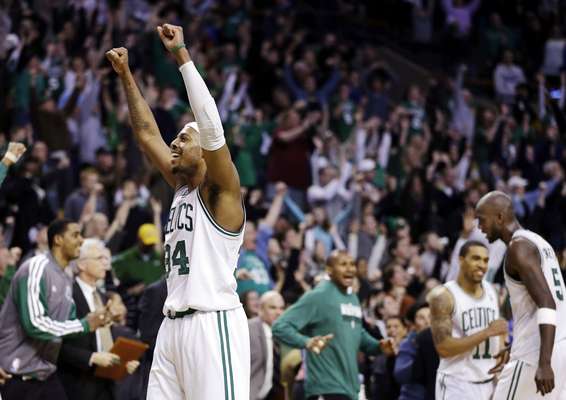 Com ajuda de Paul Pierce, o Boston Celtics venceu na noite deste domingo o Denver Nuggets pelo placar de 118 a 114, após três prorrogações