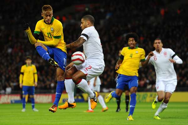 La polémica en torno al peso específico de Neymar en momentos definitivos se revivió luego del amistoso entre Inglaterra y Brasil, tras el cual Joey Barton, seleccionado inglés, criticó al 10 del Santos: Neymar está sobrevalorado... Y no es de ahora. Él no está al mismo nivel que Messi o Cristiano Ronaldo. Nunca pagaría los 40 ó 50 millones de libras que el Santos pide por él. Ante eso, el ariete brasileño contestó: No sé quién es él. Yo solo quiero hacer mi trabajo para la selección. No tuve una actuación como la que esperaba, dijo. Barton replicó: Me voy a presentar a él cuando se decida a dejar su santuario en la liga amazónica de la selva. Ante eso, te presentamos las críticas más severas que se han vertido sobre Neymar.