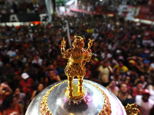 Torcedores e dirigentes da Mocidade Alegre comemoram o bicampeonato na quadra da escola
