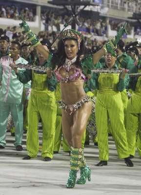 Gracyanne canta enredo da Mangueira em desfile das escolas de samba