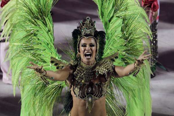 Scheila Carvalho durante desfile da Mangueira na Sapucaí