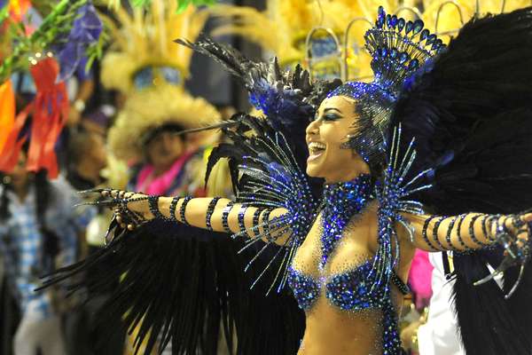 Fechando o Carnaval de 2013 do Rio de Janeiro, a Vila Isabel entrou na Sapucaí às 04h40 de terça-feira com um samba-enredo que homenageou o interior do Brasil. Na foto, Sabrina Sato canta com a escola