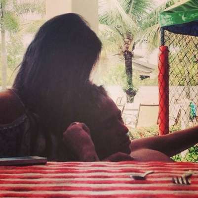 Após assumir o namoro com o atacante Neymar no Carnaval, a atriz Bruna Marquezine postou uma foto abraçada ao jogador em seu perfil no Instagram