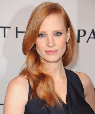 La nominada al Oscar y multipremiada actriz Jessica Chastain, la nueva 'it-girl' imagen del perfume 'Manifesto' de Saint Laurent, posee una espléndida cabellera, aunque su pelo es fino, que suele llevar suelta y en tonalidades rojizas o, como en esta ocasión, en color cobrizo dorado. Su tez extraordinariamente traslúcida y sus grandes ojos grisáceos lo agradecen.