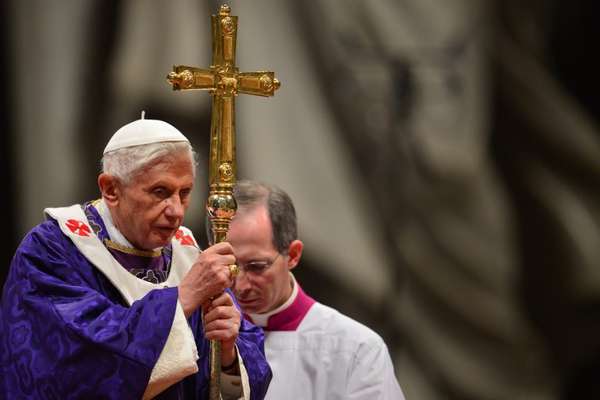 Bento XVI conduz a missa da quarta-feira de cinzas na Basílica de São Pedro dois dias depois de anunciar sua renúncia. Ele permanece no cargo até o próximo dia 28