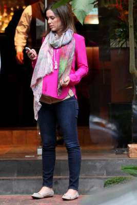 Jacqueline Bracamontes desmiente haber dado a luz a sus gemelos y en cambio se pasea feliz luciendo su embarazo.
