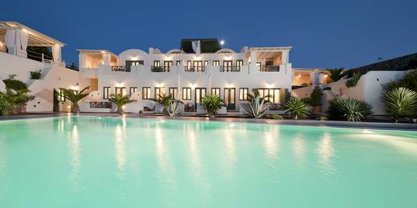 1. Anastasis Apartments, Santorini, Grécia: Santorini é uma das mais belas e românticas das ilhas gregas. A 2 km de Fira, principal cidade, o vilarejo de Imerovigli, tem o lugar perfeito para curtir a ilha em casal. O Anastasis Apartments tem uma vista de tirar o fôlego, com quartos com piscina e jacuzzi particulares para curtir o pôr-do-sol sobre o mar em grande estilo