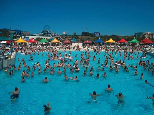 Wet'n Wild, Vinhedo, SP: entre São Paulo e Campinas, no município de Vinhedo, o Wet'n Wild ocupa uma área de 160 mil m² onde adultos e crianças encontram adrenalina, e diversão em brinquedos e toboáguas radicais. Para quem prefere relaxar em vez de descer a alta velocidade, o parque também tem espaços como o Lazy River, rio artificial que faz um recorrido de 320 metros, e diferentes piscinas