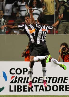 Jô e Ronaldinho comemoram gol do Atlético-MG no primeiro tempo da vitória sobre o São Paulo