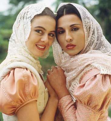 Estos han sido los desnudos más recordados que se han tomado las pantallas de cine, televisión y los escenarios colombianos. En los años 80, Amparo Grisales fue parte de grandes series de la televisión colombiana. Sin embargo, uno de sus mayores éxitos fue el de Los pecados de Inés de Hinojosa bajo la dirección de Jorge Alí Triana. Allí, una de las escenas que más impactó fue su desnudo junto a la actriz Margarita Rosa de Francisco.