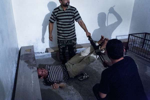 O turco Emin Ozmen, da agência AP, ficou com o segundo lugar na categoria Notícias Locais (individual) com a imagem de rebeldes sírios torturando um informante do governo em Aleppo, no dia 31 de julho