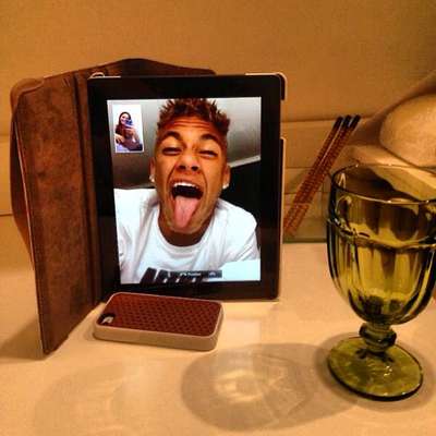 Neymar postou uma foto ao conversar com a namorada no Skype